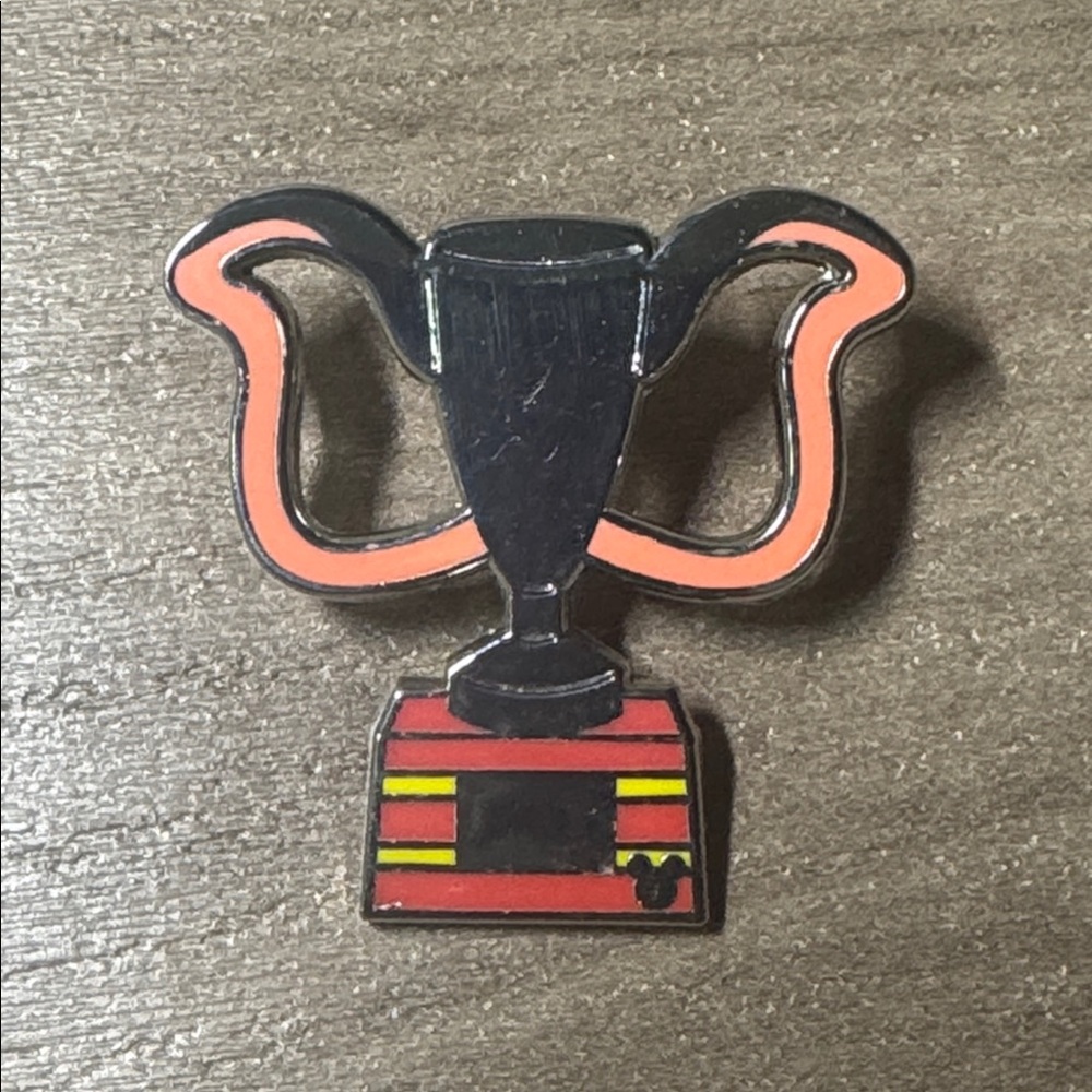 5/$25 Disney Dumbo Trophy Pin